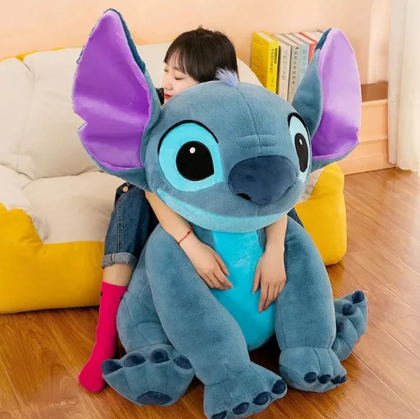 KIT STITCH DIA DAS CRIANÇAS - PELÚCIA GIGANTE STITCH, 1 COPO STANLEY, 1 CROCS E 1 PACK DE JIBBITZ